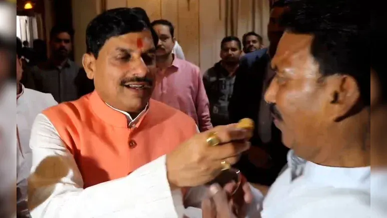 CM मोहन यादव ने लिखा- 'आ-पदा' से मुक्त हुआ दिल्ली, नेताओं को खिलाई मिठाई