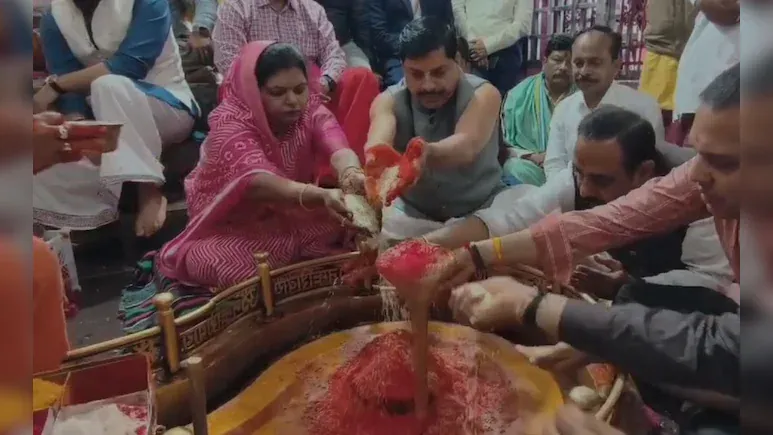 अंगारेश्वर महादेव मंदिर पहुंचे सीएम डॉ मोहन, पूजा अर्चना कर गौ सेवा भी की