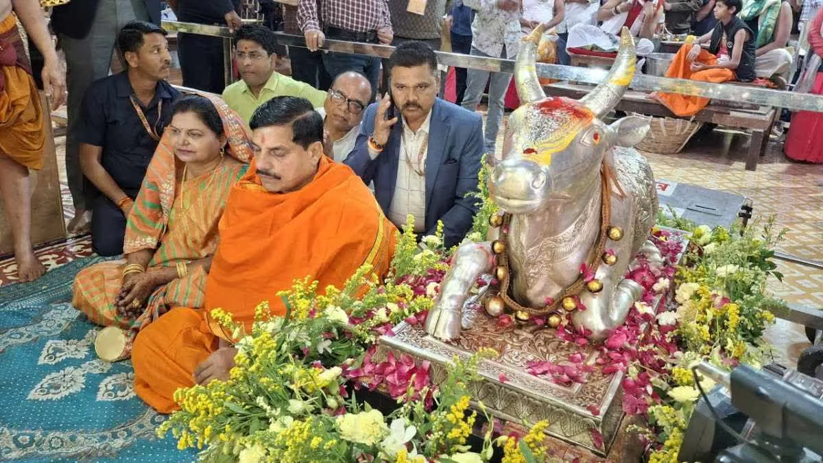धोती पहनकर मुख्यमंत्री मोहन यादव ने बाबा महाकाल की उतारी आरती, महाशिवरात्रि पर लगाया ध्यान 