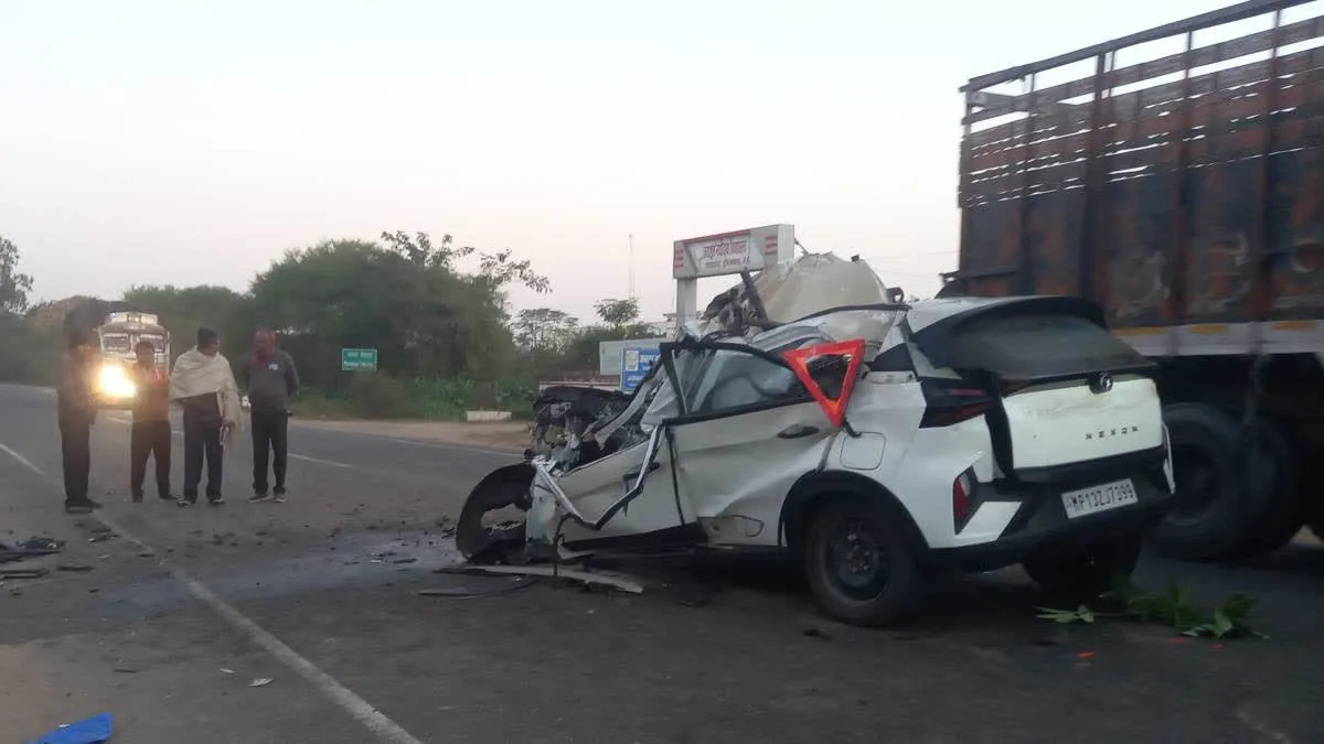 नेशनल हाइवे पर भीषण टक्कर, ट्रक में घुसी कार, तीन दोस्तों की मौत, एक गंभीर घायल