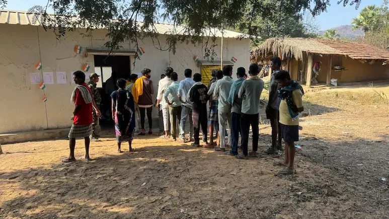 नक्सली हिड़मा के गांव में पहली बार चुनाव, देखें ऐसा है पोलिंग बूथ के बाहर का नजारा