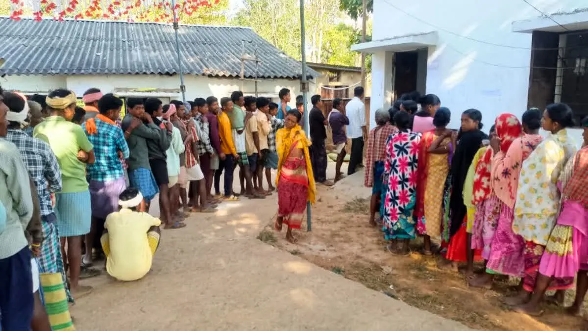 नक्सलगढ़ में 40 साल बाद 130 केंद्रों पर हुई वोटिंग