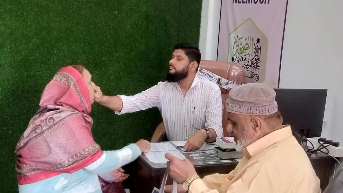 नीमच का अनोखा क्लीनिक, यहां मात्र 10रु में जीवन भर मिलेगी डॉक्टरी सलाह