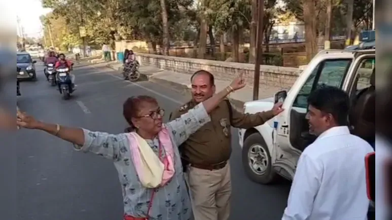 फाइलें फेंकी, जमकर किया हंगामा... नगरपालिका दफ्तर में महिला का हाई वोल्टेज ड्रामा