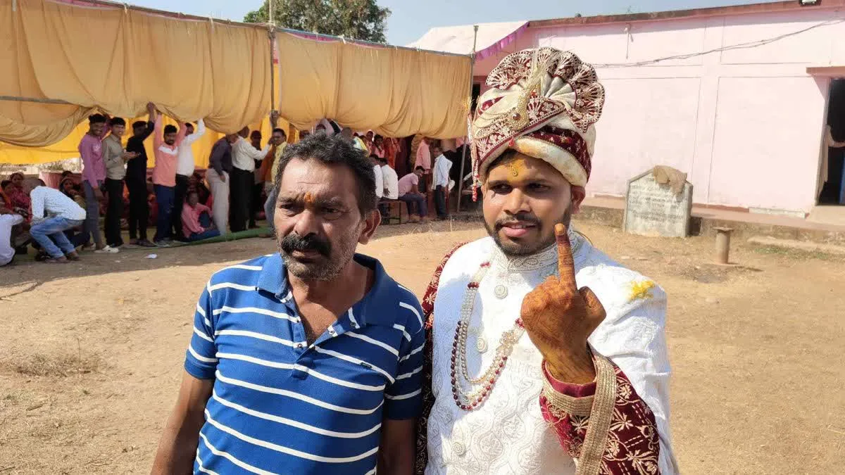 शादी के रिसेप्शन से पहले दूल्हा पहुंचा वोट देने, कहा - बूथ पर सेलिब्रिटी जैसी आई फीलिंग 