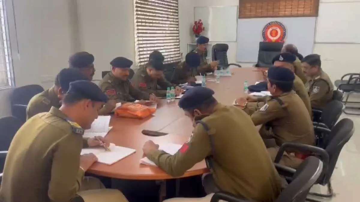 पंढरीनाथ थाने में पदस्थ पुलिसकर्मियों को अनूठी सजा, कानून से संबंधित परीक्षा पास करना होगी तभी ड्यूटी पर लौटेंगे