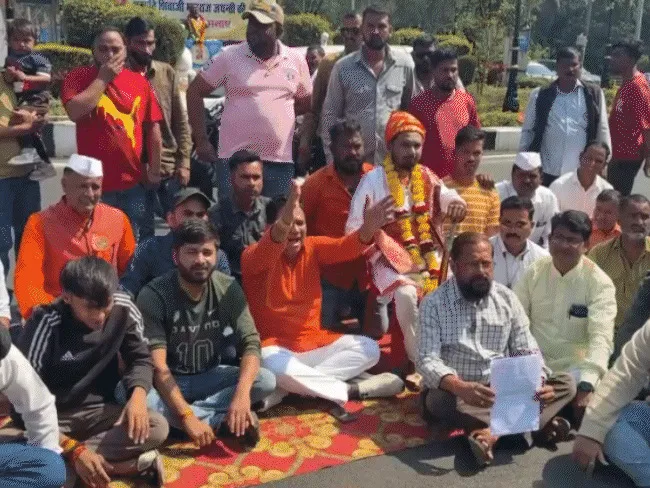 शिवाजी जन्मोत्सव में तहसीलदार ने  बंद कराया माइक, लोगों ने दिया धरना.....  तहसीलदार के माफी मांगने के बाद हटे