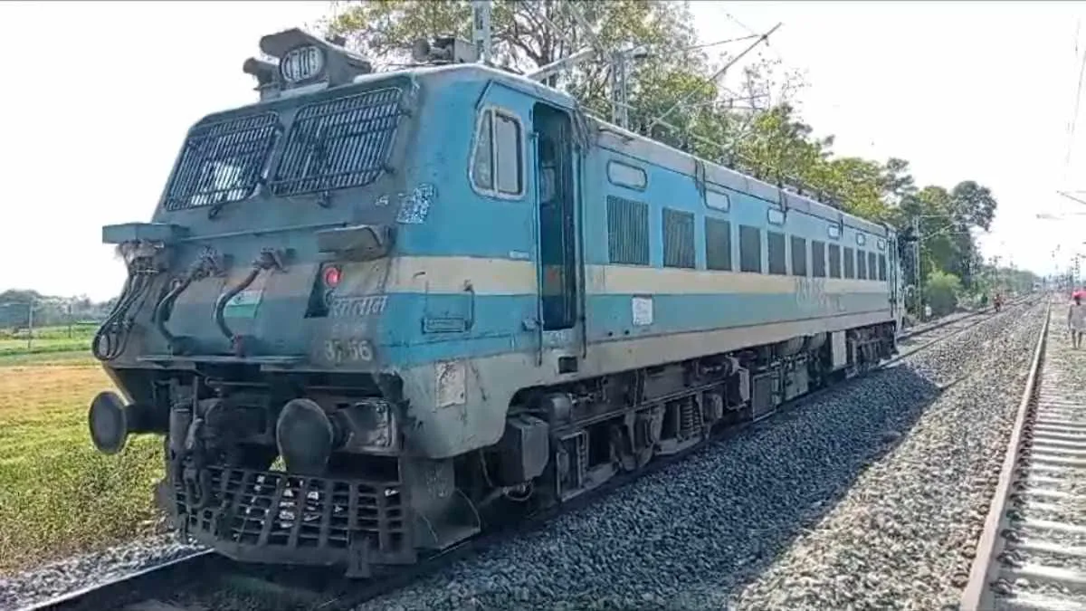रतलाम में ट्रेन के डिब्बों को बीच रास्ते छोड़ चला गया इंजन, यात्रियों में मची अफरा तफरी