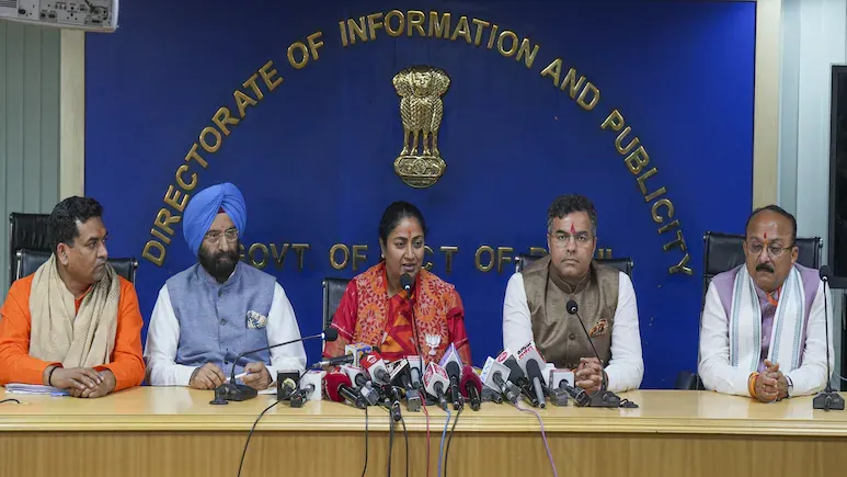 एक्शन मोड में दिल्ली, पूर्व मुख्यमंत्री और मंत्रियों के व्यक्तिगत स्टाफ की सेवाएं की खत्म