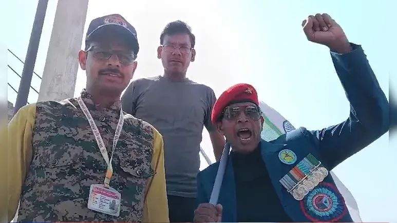 रीवा के सैनिक स्कूल से 71 छात्रों के निलंबन के मामले ने पकड़ा तूल, तिरंगा लेकर पानी की टंकी पर चढ़ा सेना का रिटायर्ड जवान, फिर...