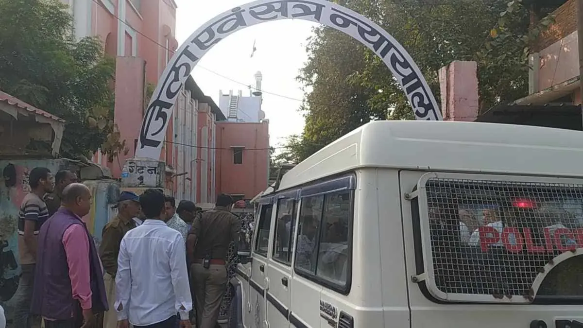 रीवा में कोर्ट मैरिज करने पहुंचा प्रेमी जोड़ा, वकीलों ने मचाया बवाल