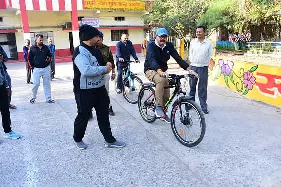 साइकिल पर निकले निगम आयुक्त, अधिकारियों के साथ किया सफाई व्यवस्था का निरीक्षण