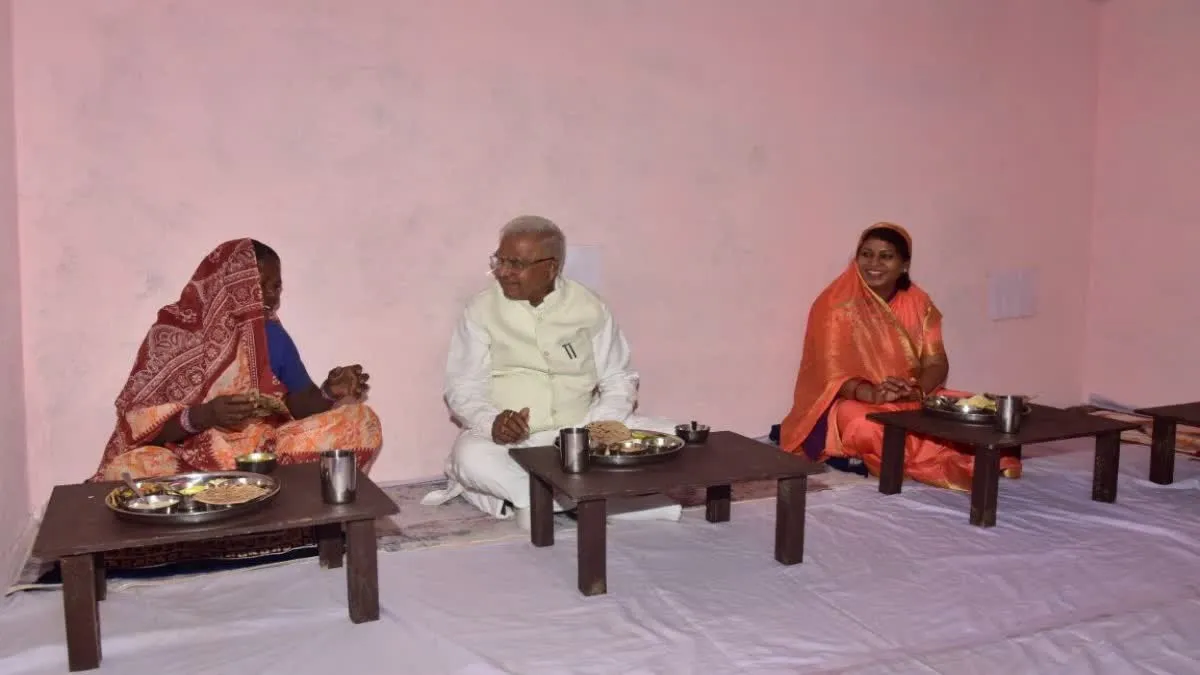फेमस डिश इंद्रहर का राज्यपाल ने लिया जायका, बैगा परिवार के यहां किया भोजन