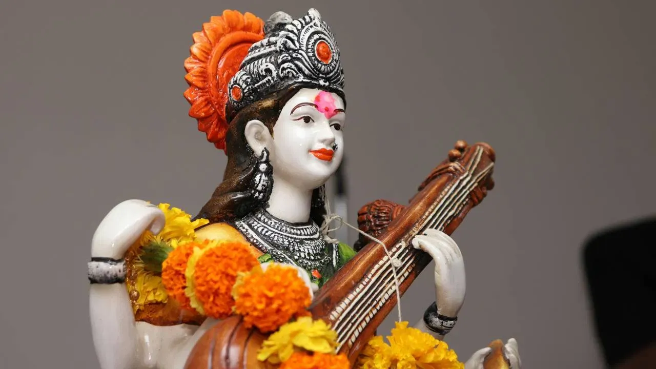 अपनों को खास अंदाज में दीजिए बसंत पंचमी की शुभकामनाएं