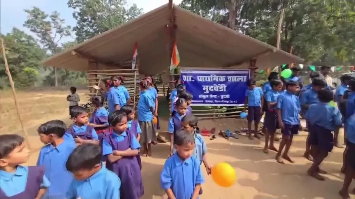 मुदवेंडी गांव में 40 साल बाद खुला स्कूल, नियाद नेल्लनार और नक्सल प्रभावित गांव वालों की सहमति से हुआ संभव
