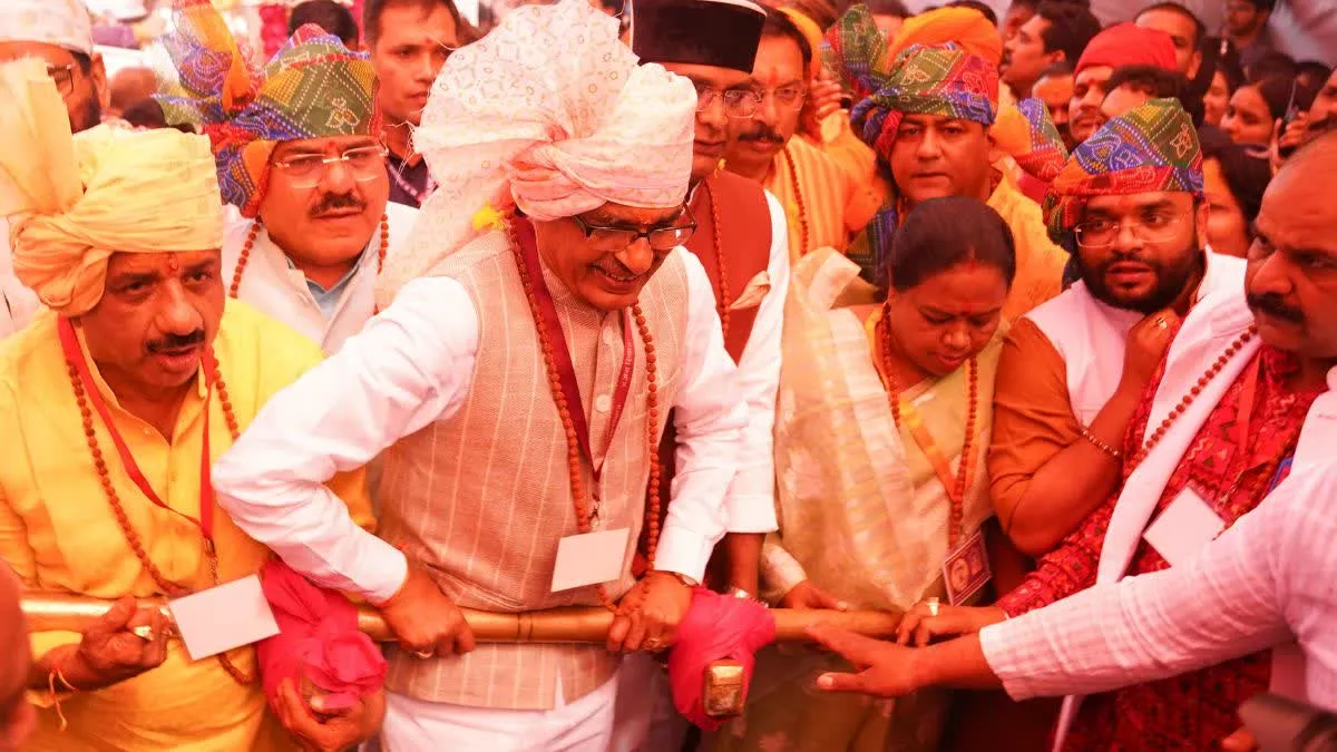 'जिसे सब ठुकरा दें उसे अपनाते हैं भोलेशंकर', बड़वाले महादेव मंदिर में शिवराज ने खींचा रथ