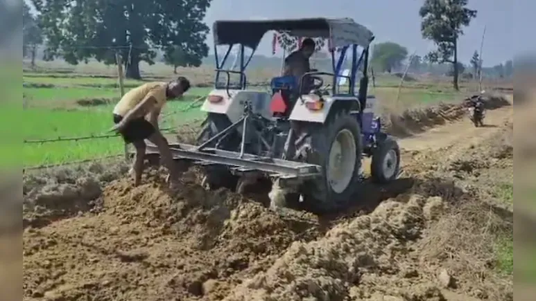 गुहार लगाते-लगाते थक गए थे गांव वाले... अब खुद बना रहे हैं तीन किलोमीटर लंबी सड़क