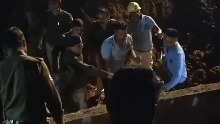 नाली निर्माण करते समय बड़ा हादसा, मिट्टी धंसने से 2 मजदूर दबे, एक की मौत