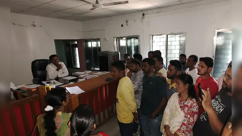 हारे हुए प्रत्याशी को थमा दिया जीत का प्रमाण पत्र, कोंटा में बवाल, कांग्रेस ने की रिकाउंटिंग की मांग