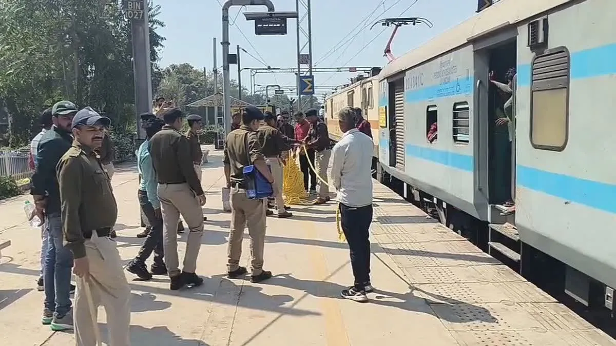कामायनी एक्सप्रेस में बम का अलर्ट, यात्रियों के फूले हाथ-पैर, बीना जंक्शन पर सर्चिंग