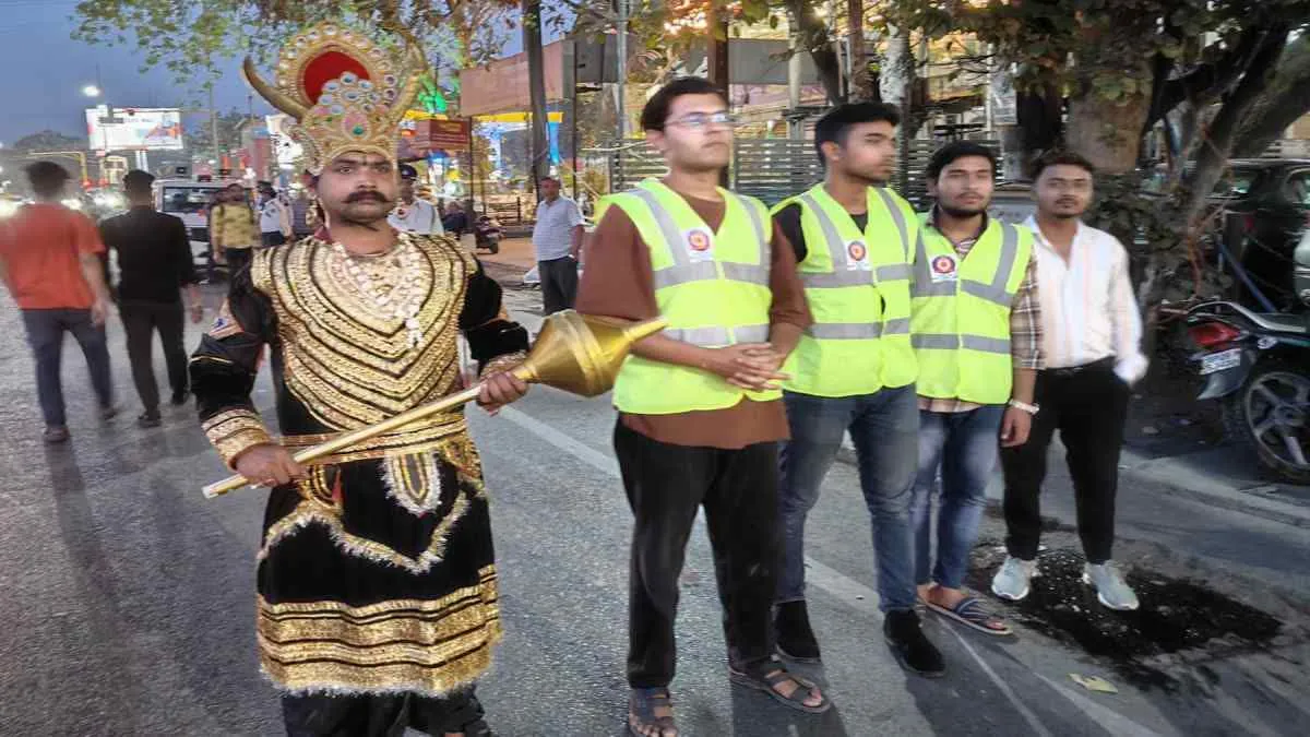 यमराज बन पुलिस ने चलाया अभियान, यातायात नियमों का पालन नहीं करने पर काटा चालान
