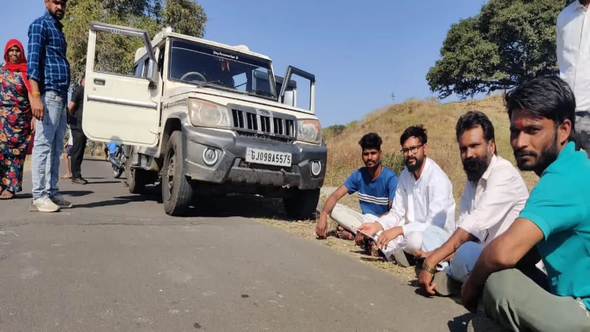 झोपड़ी वाले विधायक कमलेश्वर डोडियार बने 'चौकीदार', सड़क पर देने लगे पहरा 