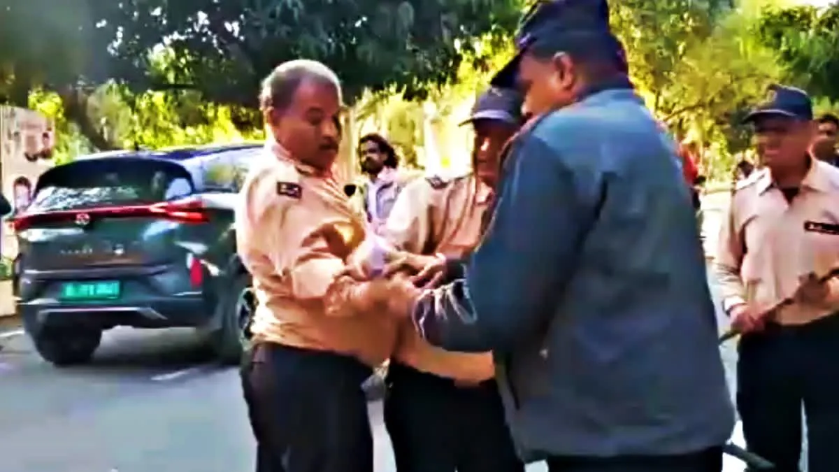 यूनिवर्सिटी में पुतला दहन के दौरान छात्र नेता ने पेट्रोल फेंका, गार्ड का हाथ बुरी तरह झुलसा