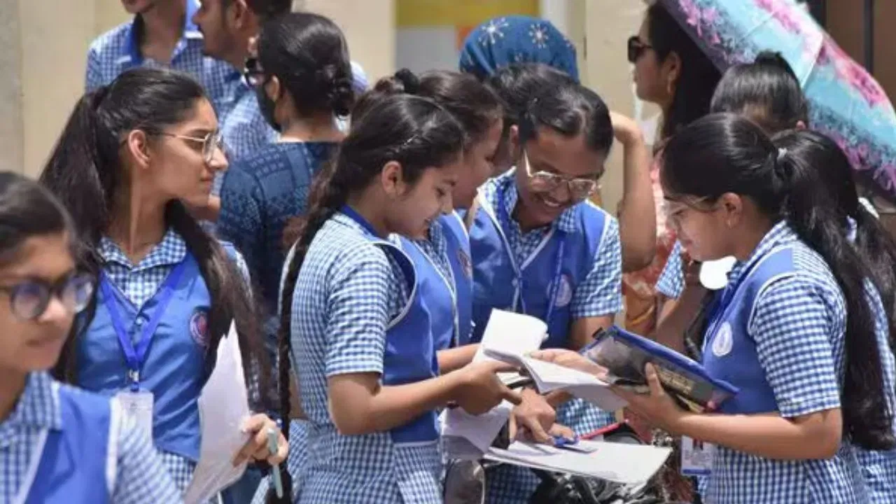 UP बोर्ड में पहले ही दिन 2.72 लाख ने छोड़ी परीक्षा, नकलची भी पकड़े गए, छात्रों ने बताया कैसा रहा हिंदी का पेपर