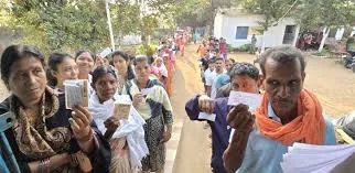 नक्सल प्रभावित सुकमा में मतदाताओं में उत्साह, लगी कतारें, चुनी जा रही 'गांव की सरकार'