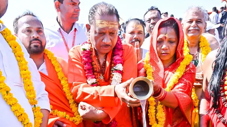 CM विष्णु देव साय ने पूरे कैबिनेट के साथ लगाई कुंभ में आस्था की डुबकी, भूपेश बघेल ने साधा निशाना