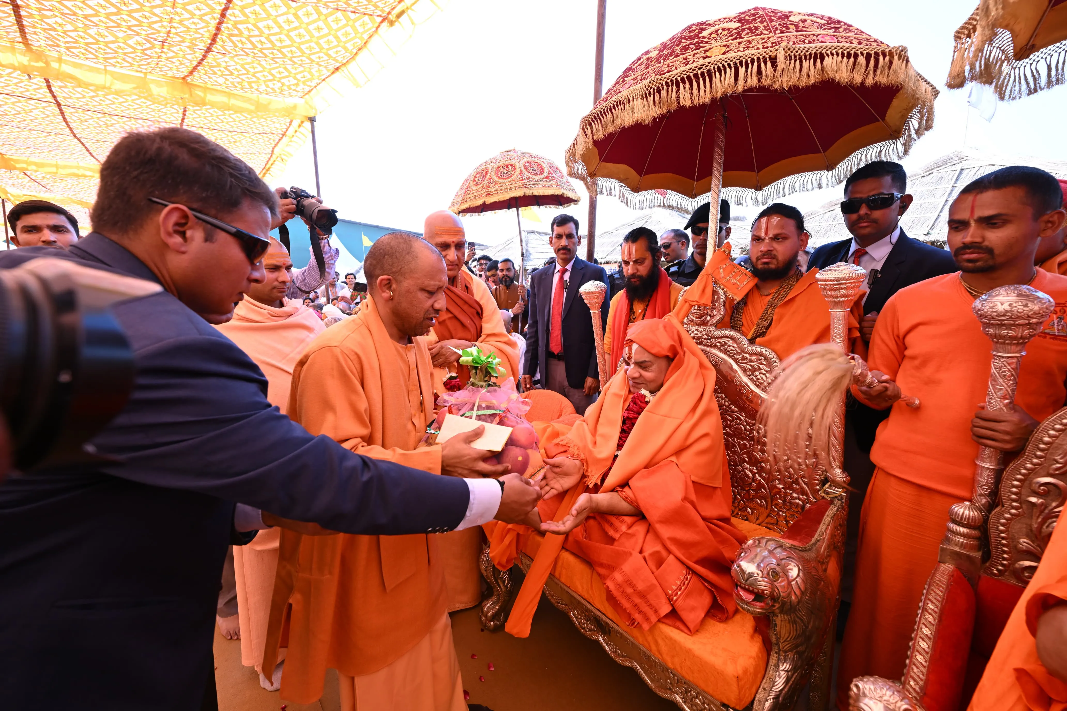 'संतों के धैर्य के आगे विफल हुए सनातन के विरोधी', सीएम योगी ने नए चुने गए जगद्गुरुओं को दी बधाई