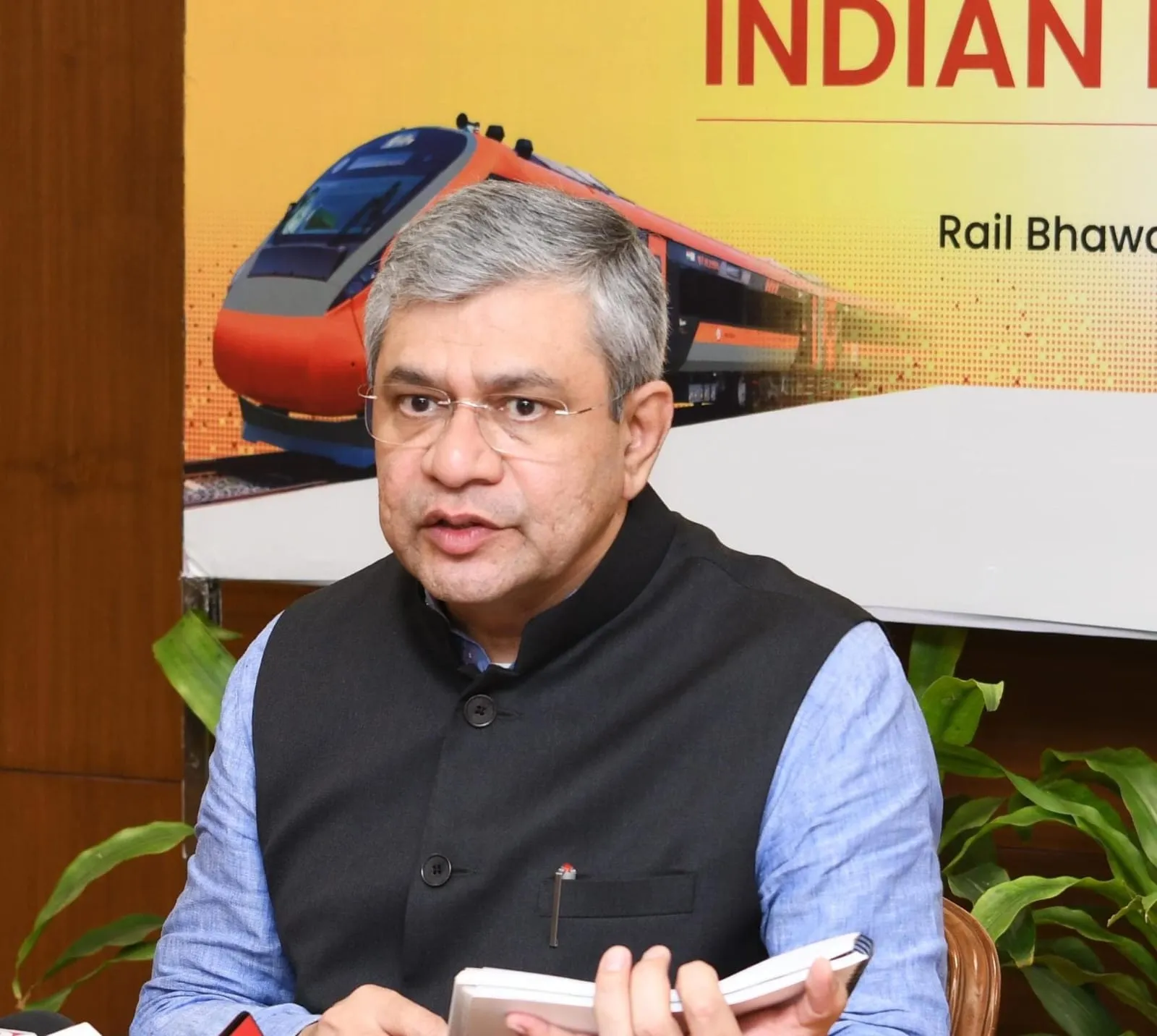 प्रयागराज से चलाई जा रही गाड़ियों की रेल मंत्री ने वार रूम से की मॉनिटरिंग, यात्री सुविधाओं और स्वच्छता पर दिया जोर