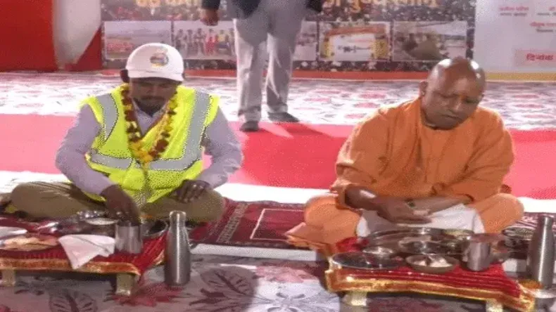 योगी ने सफाईकर्मियों के साथ खाया खाना, लगाई झाड़ू