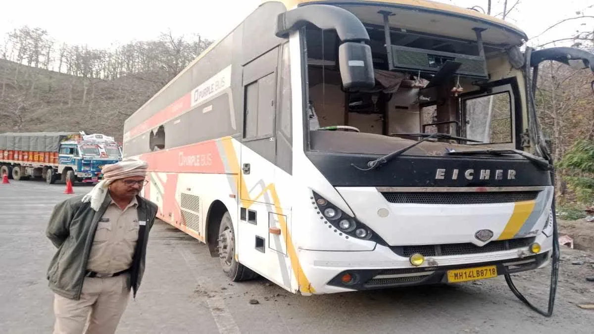 अयोध्या से नागपुर जा रही बस जबलपुर में पलटी, 3 की मौत 25 घायल