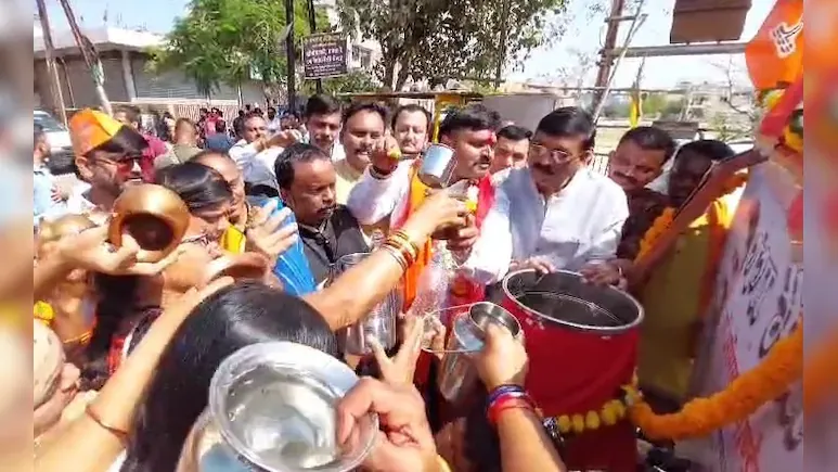 Mahakumbh में नहीं जा पाने वालों के लिए विधायक ने की अनूठी पहल, घर-घर जाकर दे रहे गंगाजल