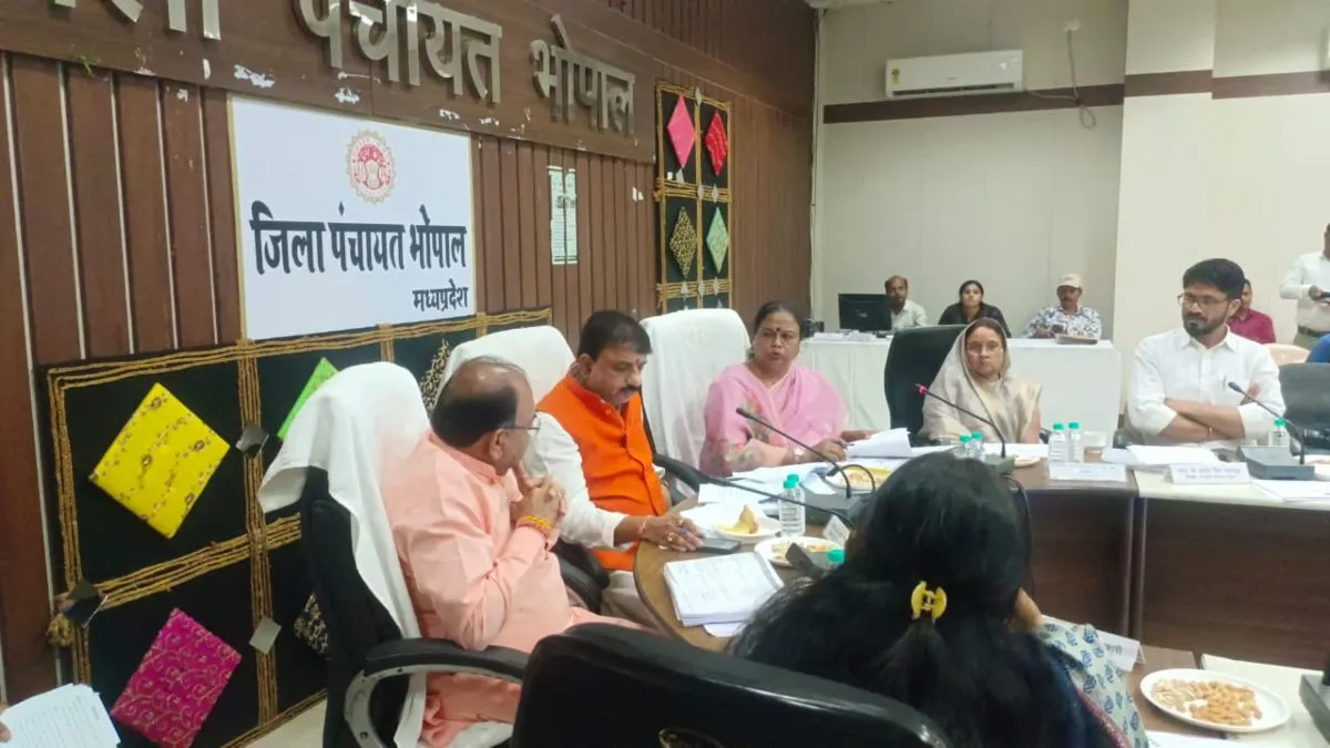 अफसरों के नहीं आने से भोपाल सांसद ने छोड़ी मीटिंग, अधिकारी ने नहीं उठाया किसी भी जनप्रतिनिधि का फोन 