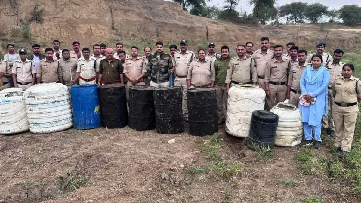 अशोकनगर में नदी किनारे बन रही थी अवैध शराब, पुलिस ने पहुंचकर बिगाड़ दिया खेल
