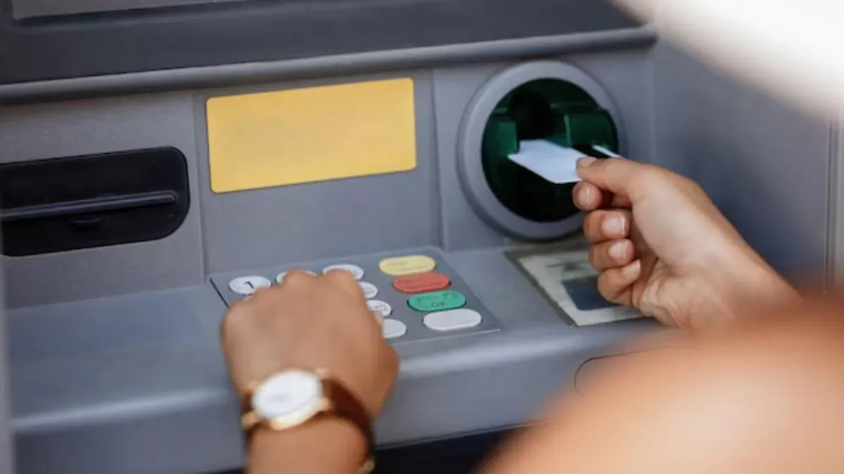 ATM से कैश निकालने पर लगेगा 23 रुपये का चार्ज, 1 मई से लागू होगी नई फीस