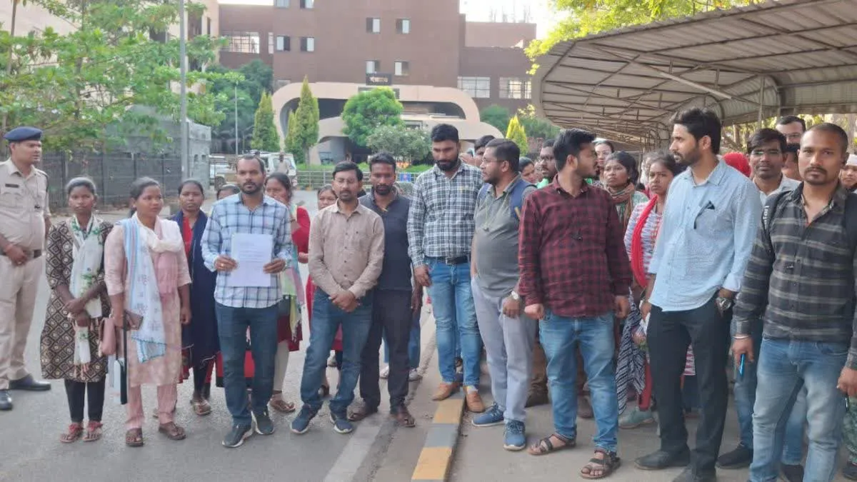 बीएड डिग्रीधारी बर्खास्त सहायक शिक्षकों ने किया मंत्रालय का घेराव