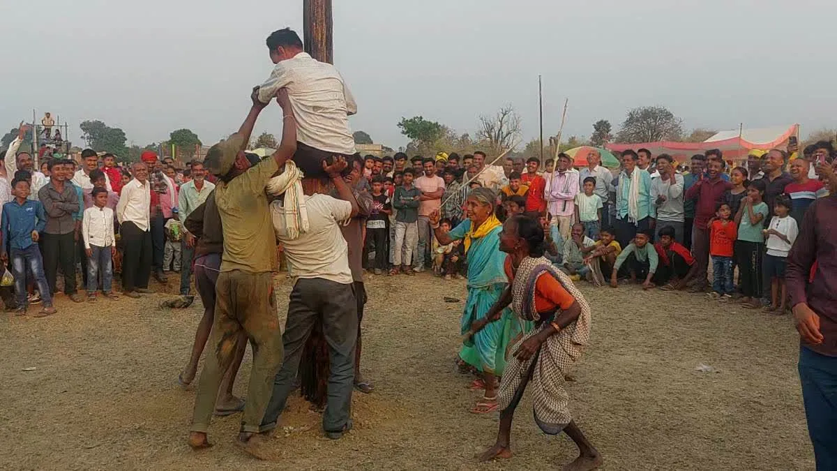 बालाघाट की गजब प्रतिस्पर्धा, महिलाओं से लट्ठ खाते पुरुष, तेल लगे 30 फीट ऊंचे खंभे पर चढ़ने की चुनौती