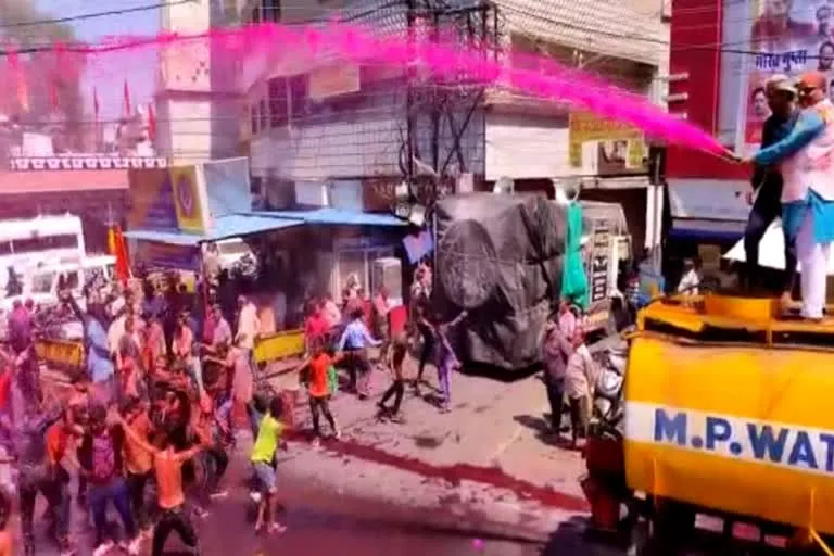 भोपाल में रंगपंचमी पर टैंकरों से रंगों की बरसात:पुराने शहर से निकला जुलूस