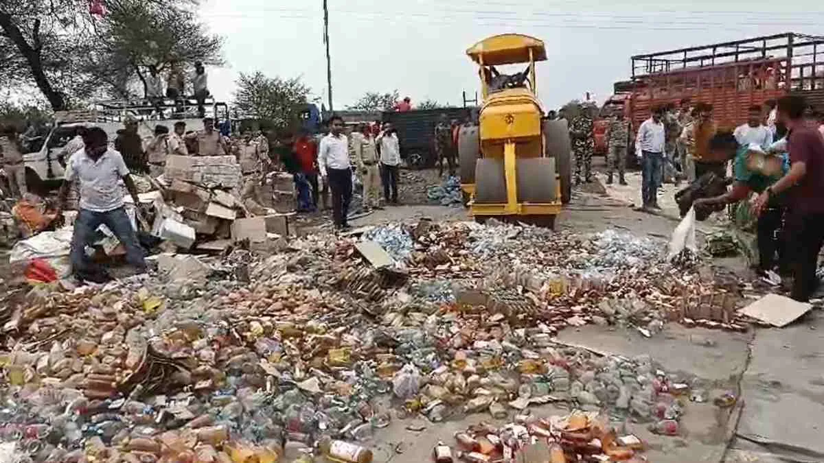 दो करोड़ की अवैध शराब पर चला बुलडोजर, 10 साल पुराने मामले में जब्त 40 हजार लीटर मदिरा को पुलिस ने किया नष्ट, देखें VIDEO…