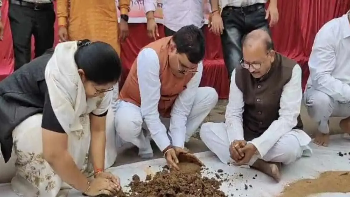 11 सालों से बुरहानपुर में गोबर की होलिका दहन, सांसद-विधायक ने बनाए कंडे