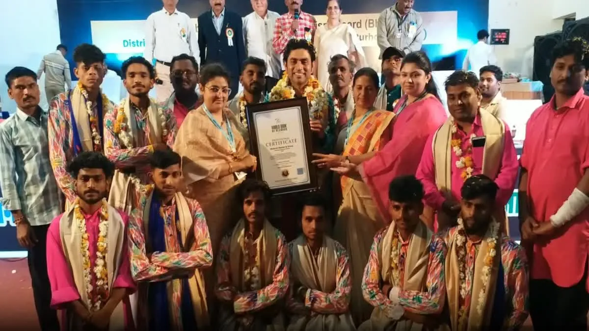 बुरहानपुर: लगातार 24 घंटे तक निमाड़ का लोकनृत्य कर जनजातीय कलाकारों ने बनाया वर्ल्ड रिकॉर्ड