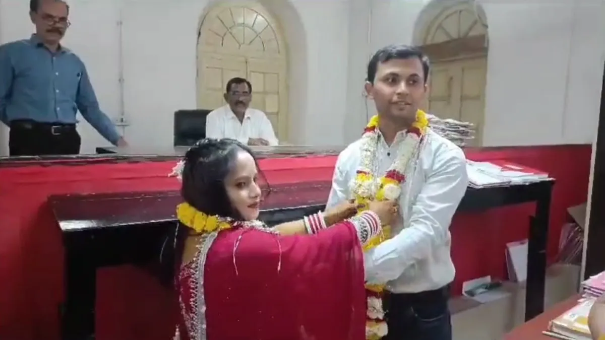 न कोई शोर-शराबा, न कोई बैंड-बाजा: बिजनेसमैन ने 10 साल पुरानी गर्लफ्रेंड से की शादी, रचाया ऐसा ब्याह कि…