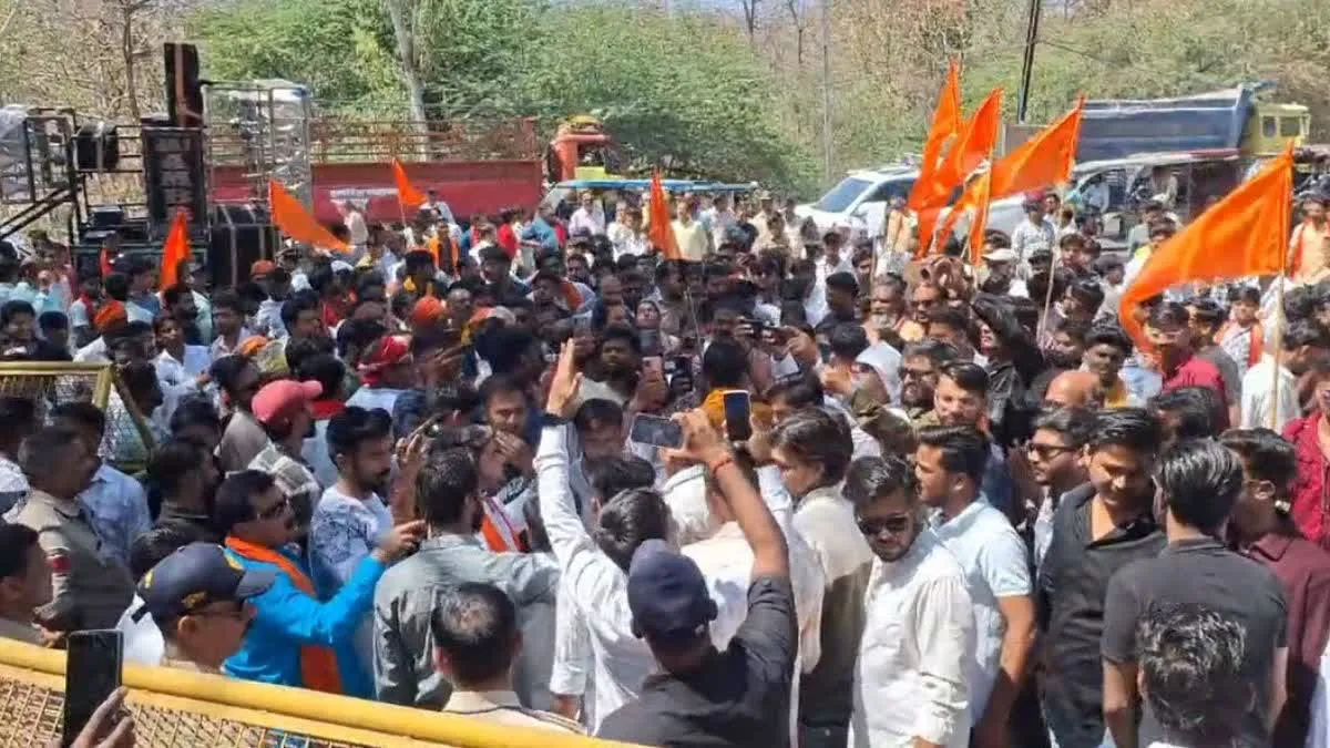 मां सीता पर टिप्पणी पड़ी भारी, छतरपुर की सड़कों पर हिंदू संगठन, कुलगुरु को बताया शूर्पणखा 