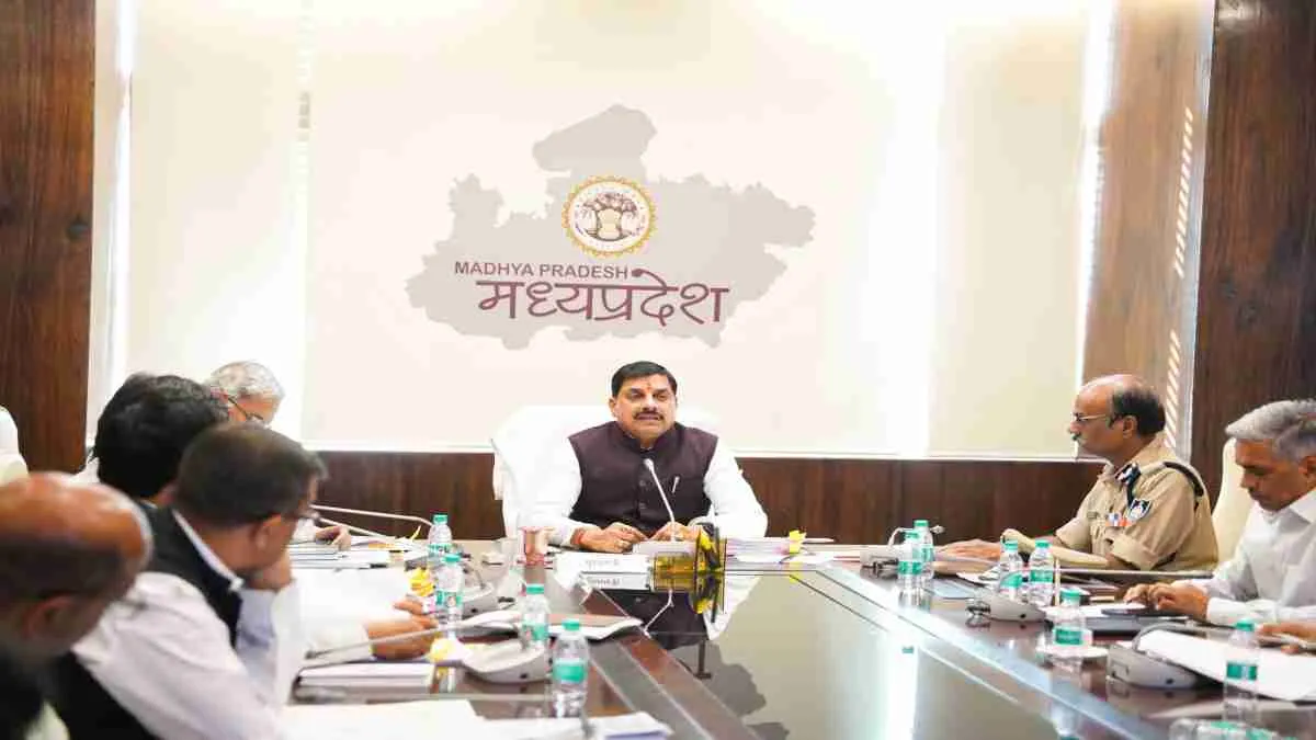 CM डॉ. मोहन का बड़ा एक्शन: बैठक के दौरान 4 अफसरों को किया सस्पेंड
