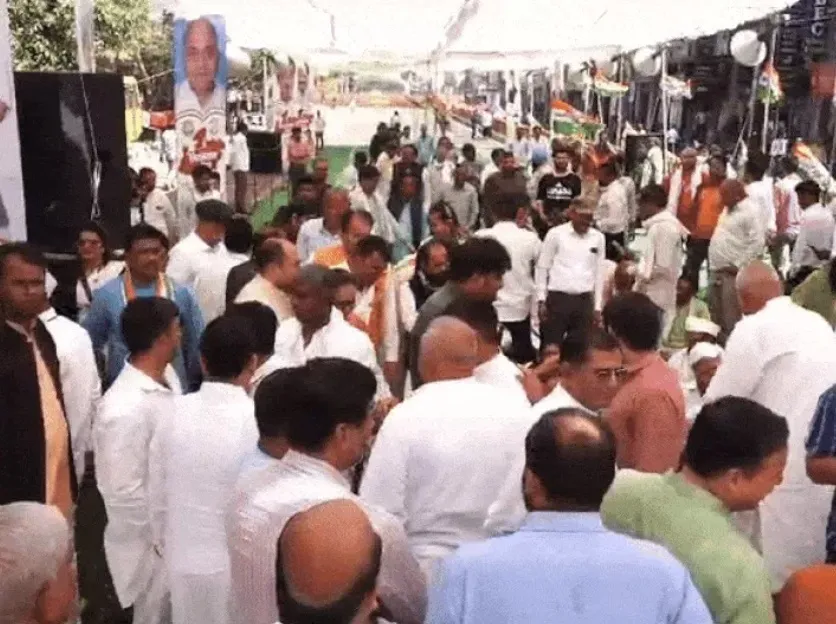 रंगमहल चौराहे पर जुटने लगे कांग्रेसी, पुलिस ने बेरिकेडिंग कर बंद किया रास्ता 