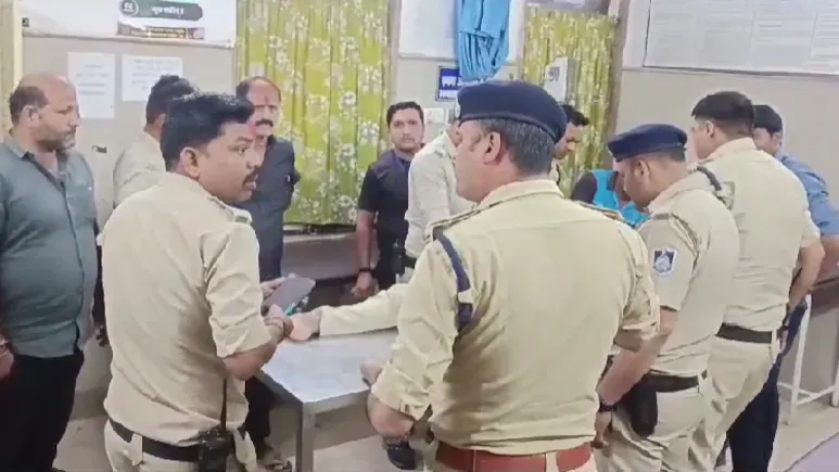 ड्यूटी पर तैनात आरक्षक पर त्रिशूल से किया जानलेवा हमला, गंभीर हालत में जबलपुर रेफर