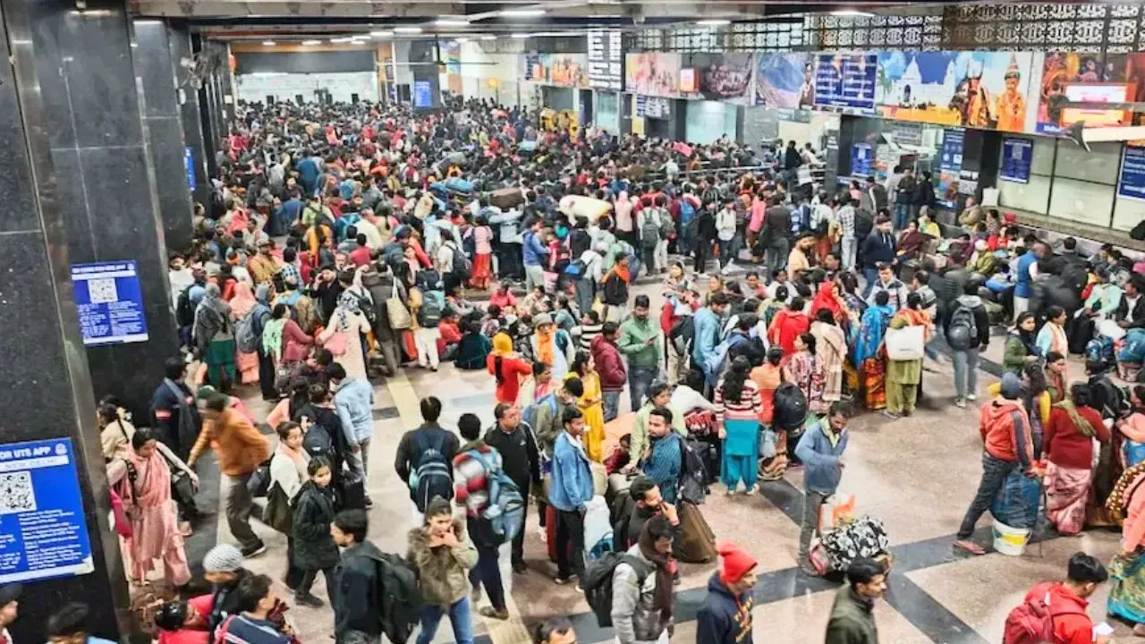 नई दिल्ली रेलवे स्टेशन पर उमड़ी भारी भीड़, ट्रेनों की रवानगी में देरी से 12-13 नंबर प्लेटफॉर्म फुल